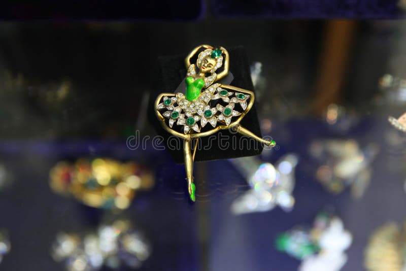 Broche de cru sous forme de ballerine de danse sur un sho en verre images libres de droits Broche de cru sous forme de ballerine de danse sur un sho en verre images libres de droits