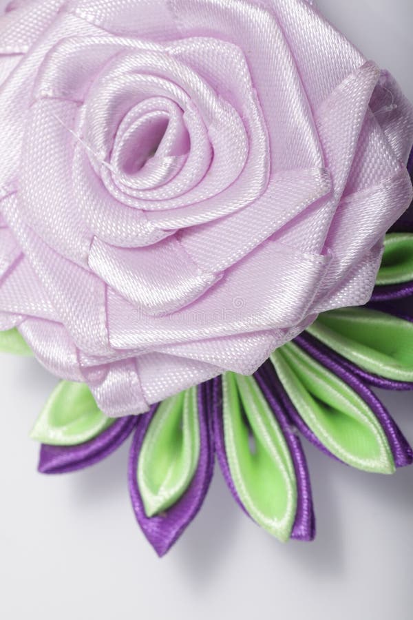 Broche De Flores Moradas Hecho De Cinta Satinada Foto de archivo - Imagen de endecha, arte: 176085460 Broche De Flores Moradas Hecho De Cinta Satinada Foto de archivo - Imagen de endecha, arte: 176085460
