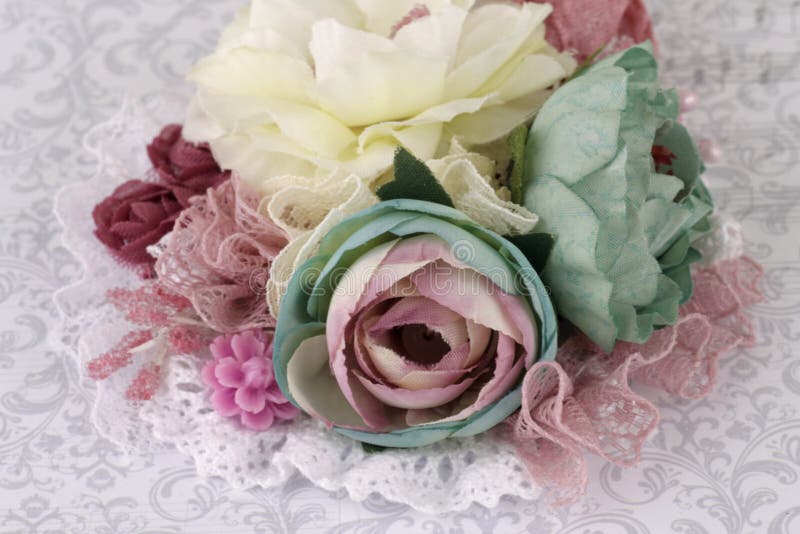 Broche van zijdebloemen die wordt gemaakt royalty-vrije stock afbeelding Broche van zijdebloemen die wordt gemaakt royalty-vrije stock afbeelding