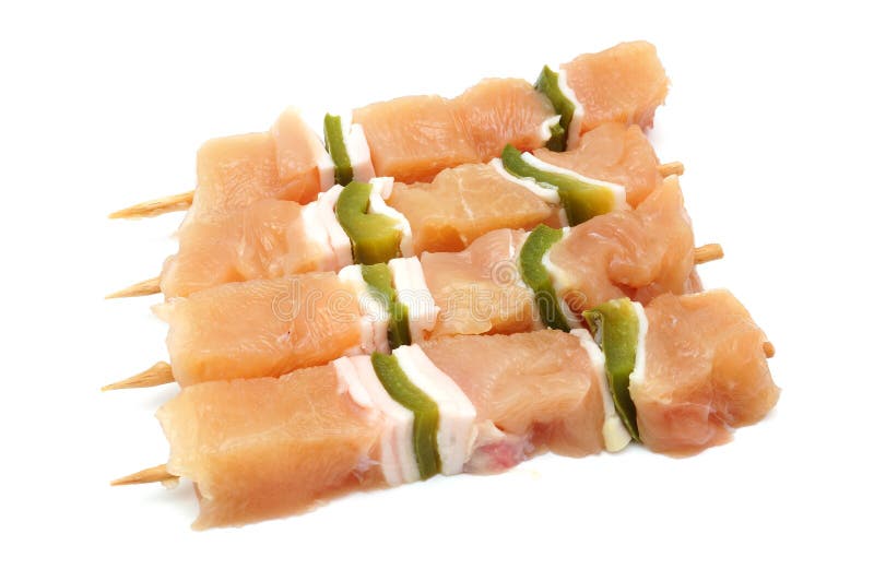 Brochettes crues de poulet avec le paprika photos stock Brochettes crues de poulet avec le paprika photos stock