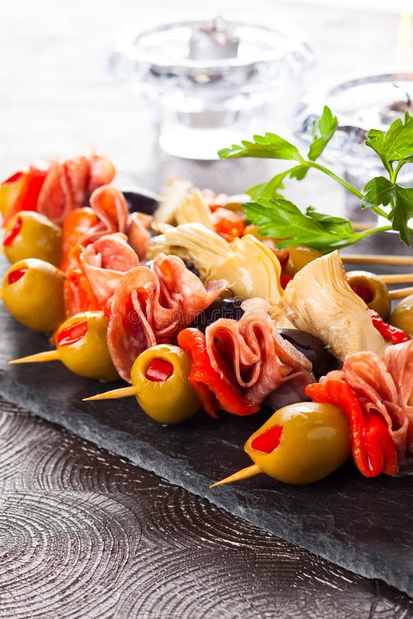 Brochettes d'Antipasti image stock. Image du cornichon 36631865