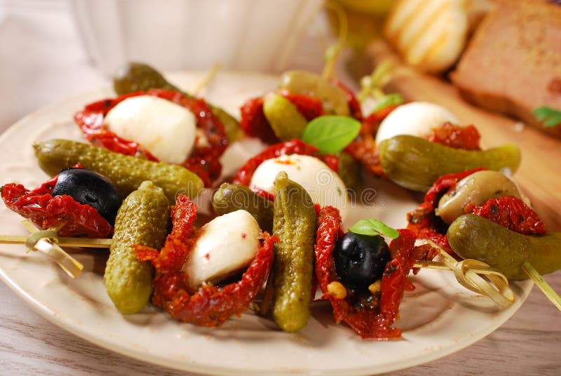 Brochettes d'Antipasti image stock. Image du cornichon 48026505