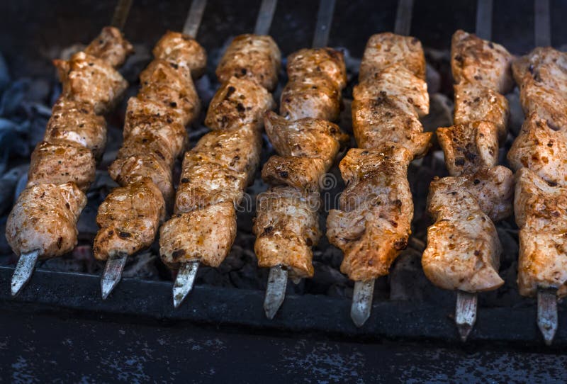 Brochettes de brochette, le concept de faire cuire la viande sur un feu ouvert en nature image libre de droits Brochettes de brochette, le concept de faire cuire la viande sur un feu ouvert en nature image libre de droits