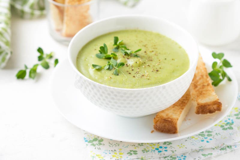 Brocoli de potage aux l?gumes, pois, courgette, ?pinards cr?mes verts) avec du pain grill?, cro?tons Ressort sain v?g?tarien d?li photo libre de droits Brocoli de potage aux l?gumes, pois, courgette, ?pinards cr?mes verts) avec du pain grill?, cro?tons Ressort sain v?g?tarien d?li photo libre de droits