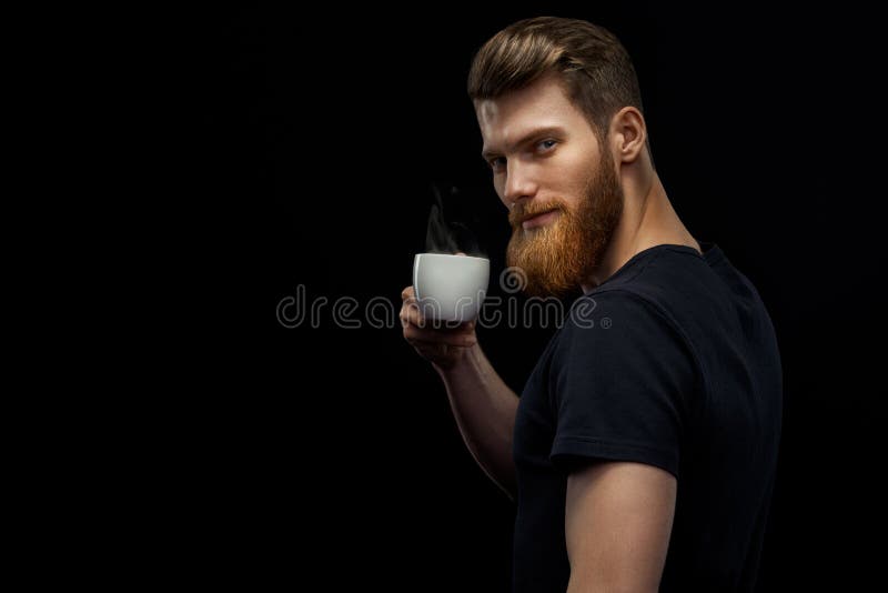 Brodaty mężczyzna jest smacznym kawą