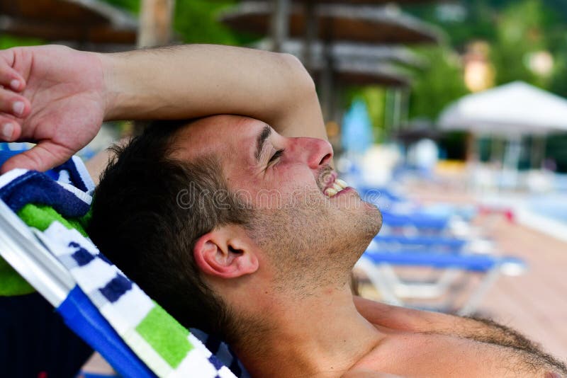 Brodaty uśmiechnięty mężczyzna przy plażą obraz stock Brodaty uśmiechnięty mężczyzna przy plażą obraz stock