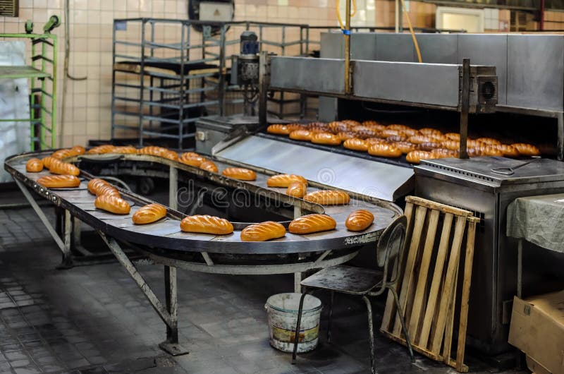 Broden op productielijn bij bakkerij royalty-vrije stock fotografie Broden op productielijn bij bakkerij royalty-vrije stock fotografie