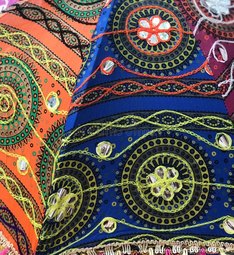 Broderie sur le tissu coloré sur le parapluie africain est photos stock Broderie sur le tissu coloré sur le parapluie africain est photos stock