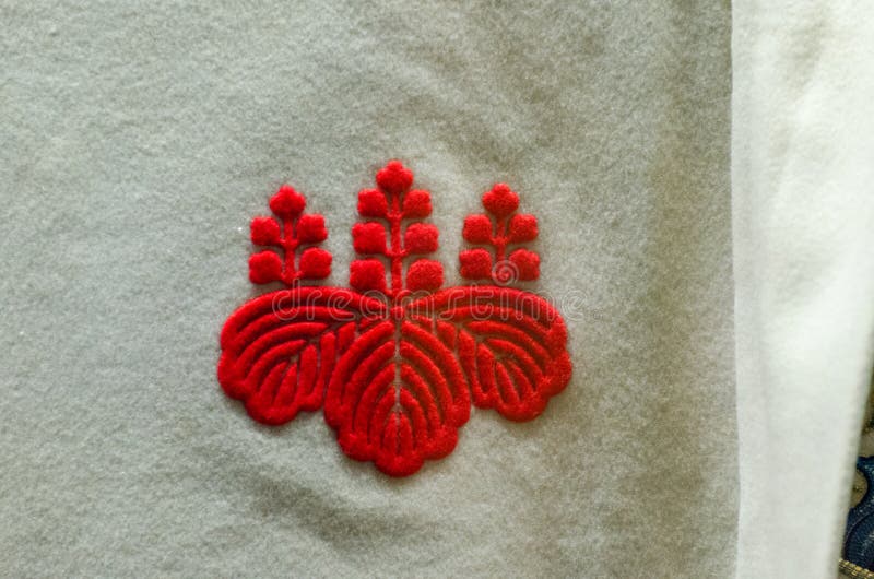 Broderimönster på grå textilier som fångar upp komplicerade texturer och hantverk royaltyfri bild