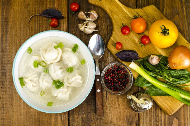 Brodo caldo con ravioli e cipollotto fotografie stock