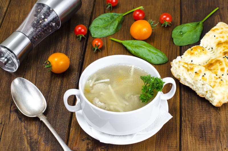 Brodo della carne con vermicelli immagini stock libere da diritti