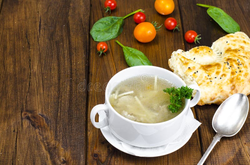 Brodo della carne con vermicelli fotografia stock libera da diritti