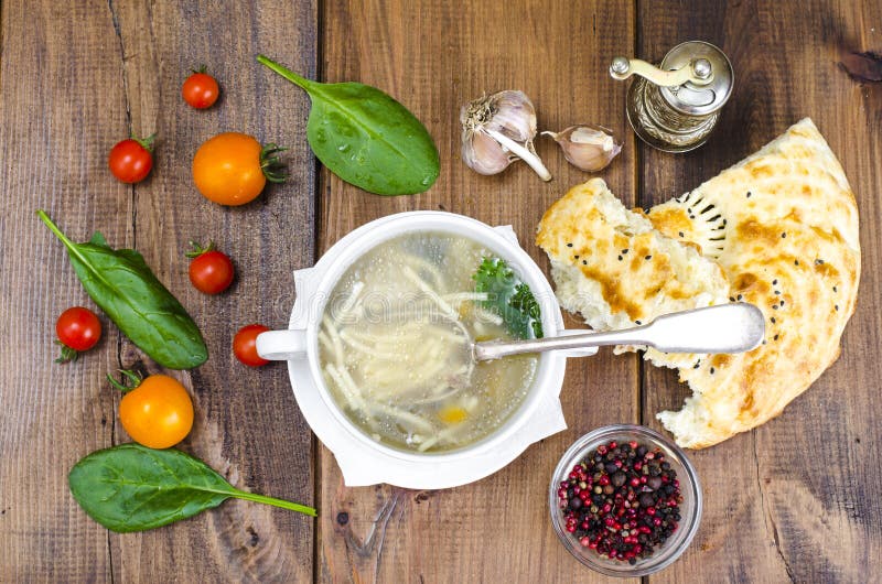 Brodo della carne con vermicelli fotografie stock libere da diritti