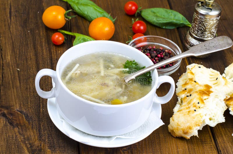 Brodo della carne con vermicelli fotografia stock libera da diritti