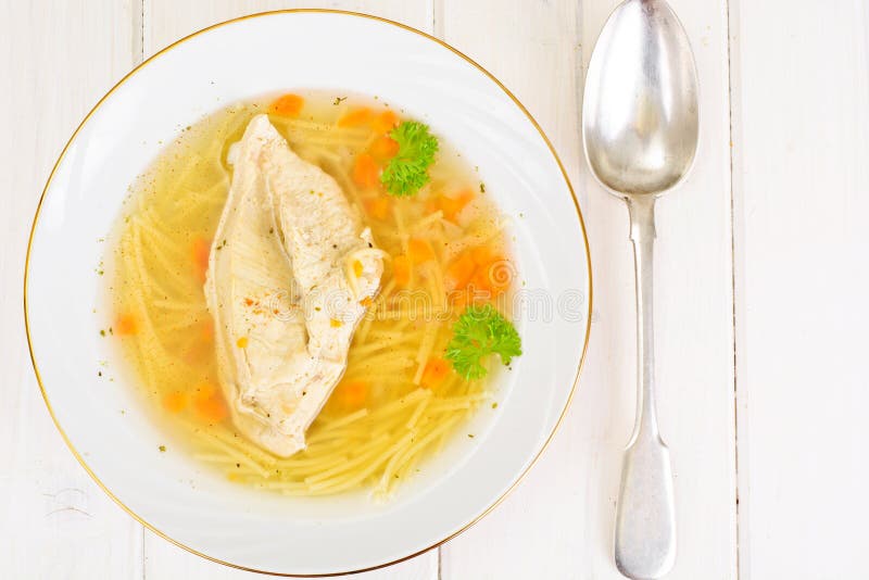 Brodo di pollo con noodles fotografia stock libera da diritti
