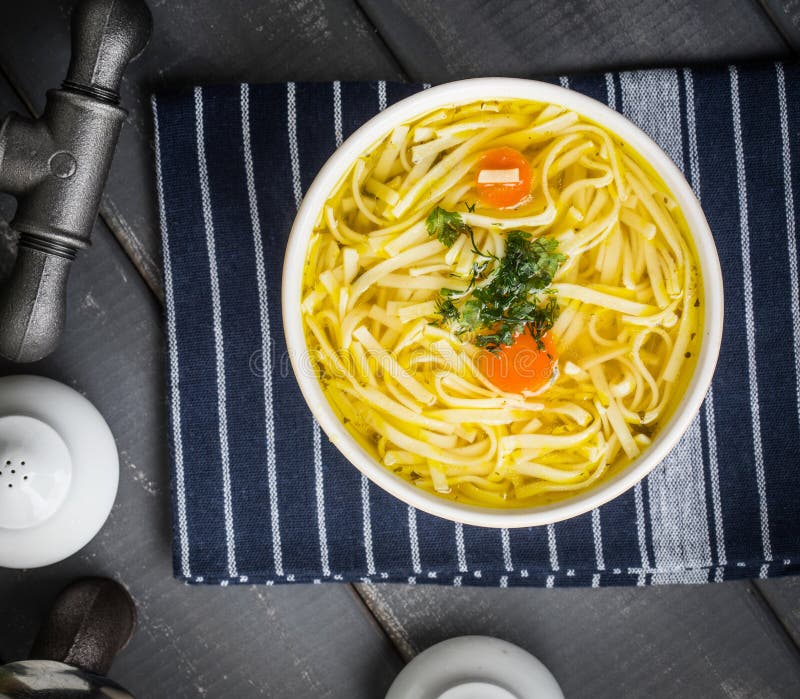 Brodo di carne gustoso con noodles immagine stock