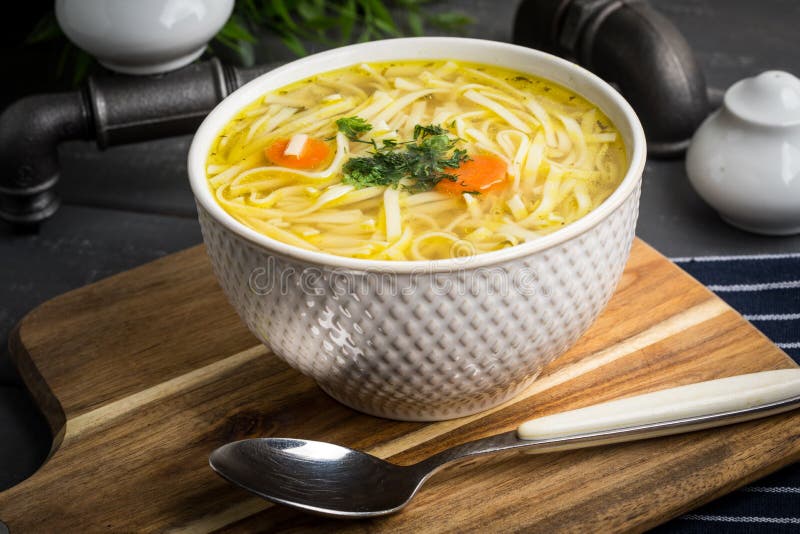 Brodo di carne gustoso con noodles fotografia stock