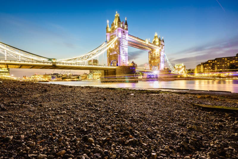 broengland london torn arkivfoto broengland london torn arkivfoto