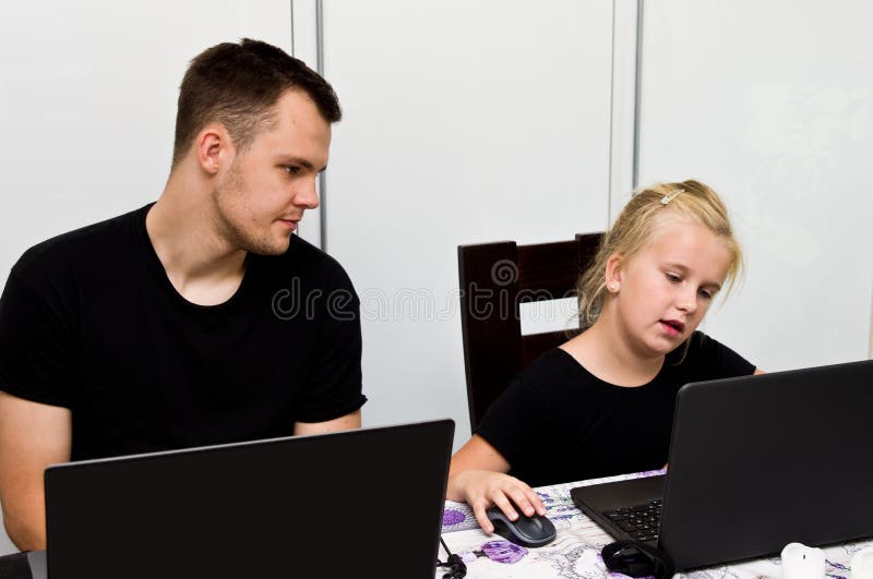 Broer en zuster samen met laptop computers stock afbeeldingen Broer en zuster samen met laptop computers stock afbeeldingen