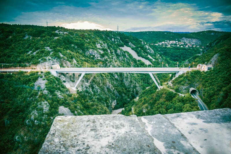Broförbindande tunneler i stad av Rijeka royaltyfri foto Broförbindande tunneler i stad av Rijeka royaltyfri foto