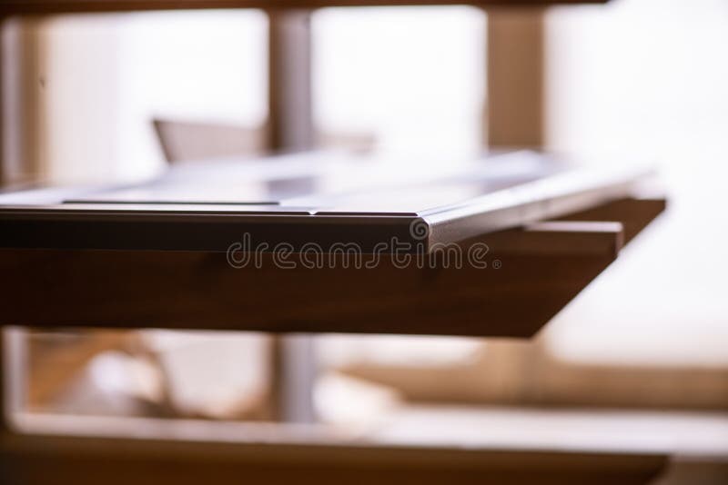 Brogująca drewniana sosnowa szalunek produkcja dla przetwarzać i meblarska produkcja przy woodworking przedsięwzięciem, drzwi prz obraz royalty free Brogująca drewniana sosnowa szalunek produkcja dla przetwarzać i meblarska produkcja przy woodworking przedsięwzięciem, drzwi prz obraz royalty free