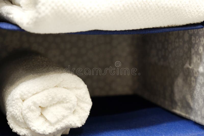 Brogujący biali zdrojów ręczniki fotografia stock Brogujący biali zdrojów ręczniki fotografia stock