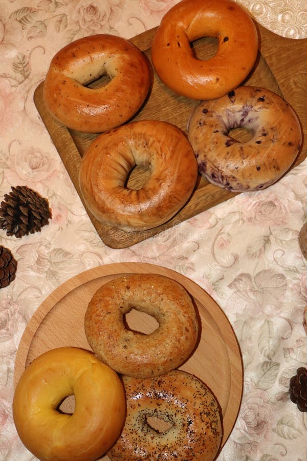 Brogujący Świeżo Piec Chlebowi Bagels na stole fotografia stock Brogujący Świeżo Piec Chlebowi Bagels na stole fotografia stock