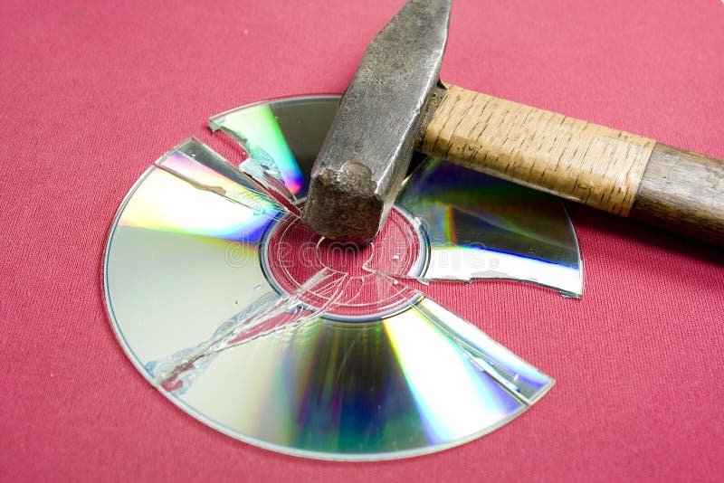 Разбитый диск. CD_диск сломанный. Сломанный диск. Разбитый компакт диск. Сломанный компакт диск.