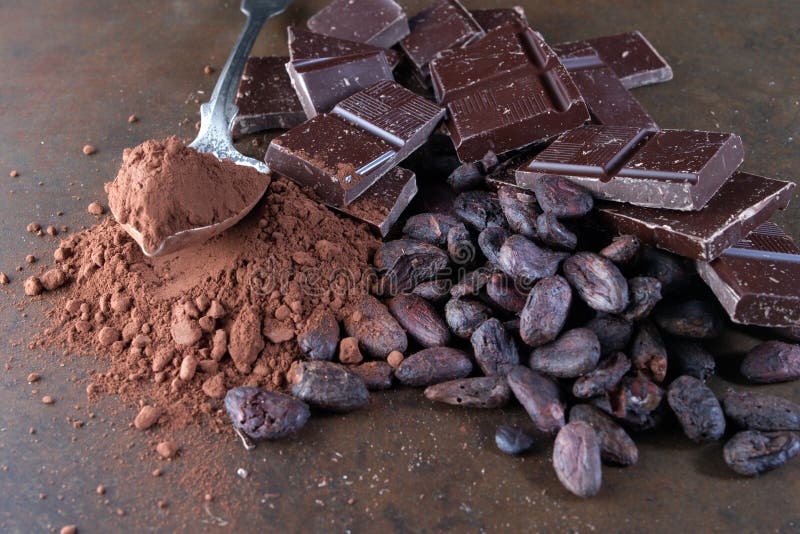 Broken dark chocolate and cocoa beans on a stone table broken dark chocolate and cocoa beans on a stone table close up royalty-vrije stock foto