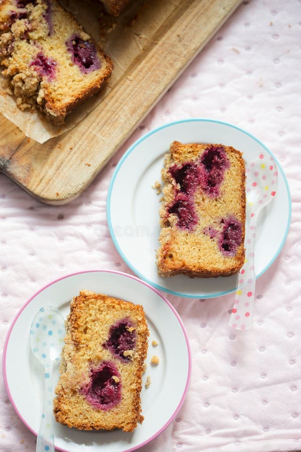 Brombeer- und Apfellaibkuchen mit Zimtkrümel lizenzfreies stockfoto