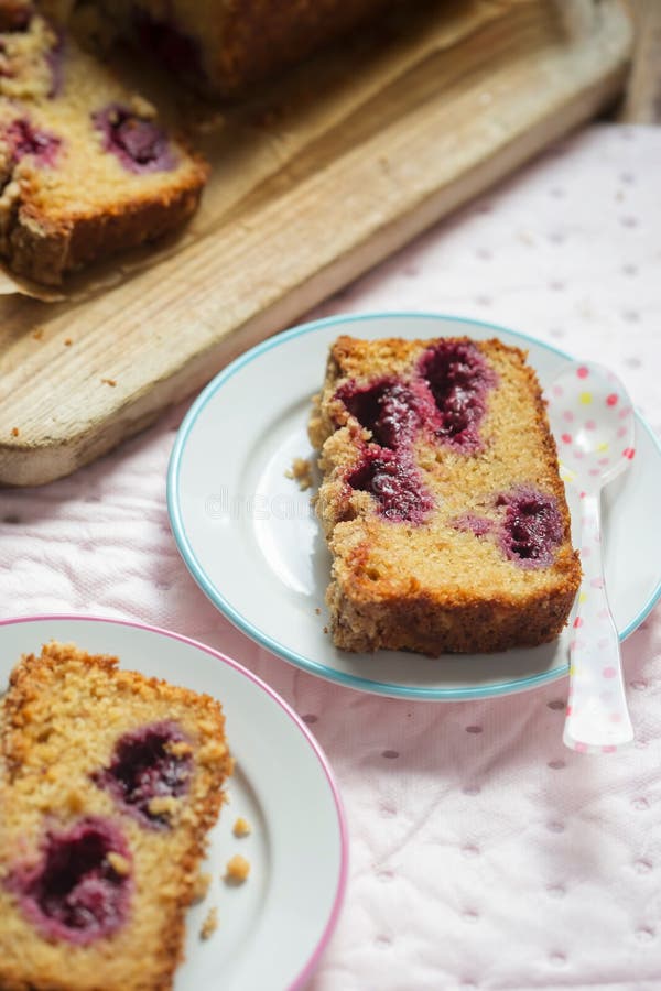 Brombeer- und Apfellaibkuchen mit Zimtkrümel stockfoto