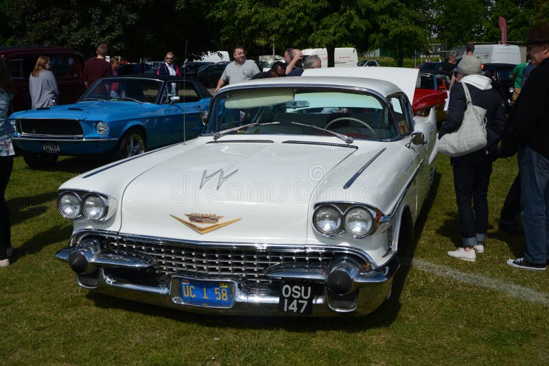 BROMLEY, LONDON/UK - 07 JUNI: BROMLEY SPECTAKEL VAN AUTORIJDEN De grootste eendaagse klassieke auto toont in de wereld! 07 juni 2 royalty-vrije stock afbeelding BROMLEY, LONDON/UK - 07 JUNI: BROMLEY SPECTAKEL VAN AUTORIJDEN De grootste eendaagse klassieke auto toont in de wereld! 07 juni 2 royalty-vrije stock afbeelding