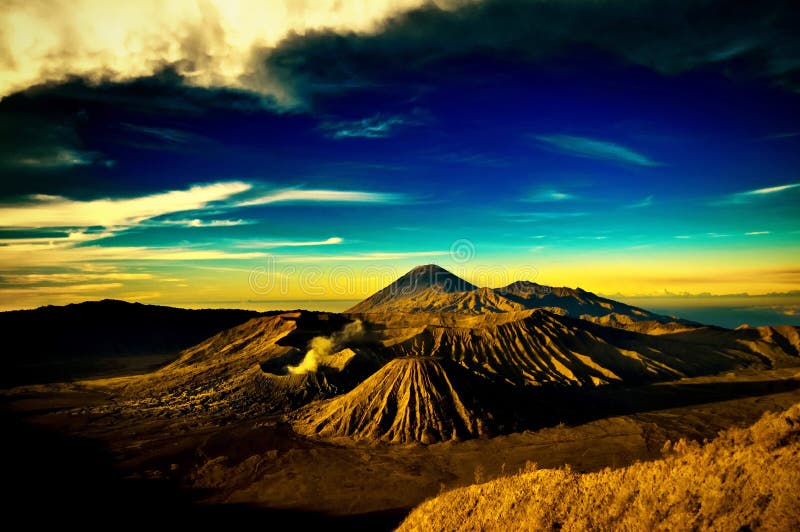 Bromo berg under molnig blå himmel royaltyfria bilder