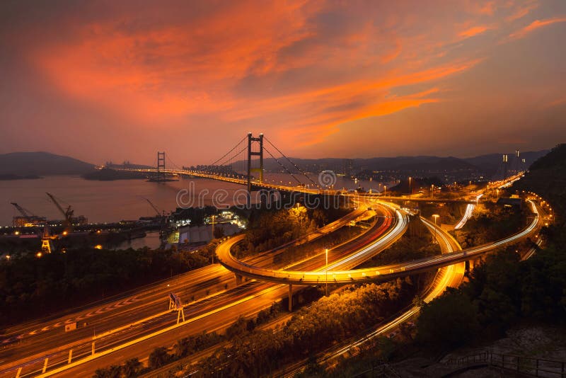 bromor som tsing Huvudvägar i Hong Kong med strukturen av upphängningarkitektur i trans.- och loppbegreppet, stads- stad royaltyfri fotografi bromor som tsing Huvudvägar i Hong Kong med strukturen av upphängningarkitektur i trans.- och loppbegreppet, stads- stad royaltyfri fotografi