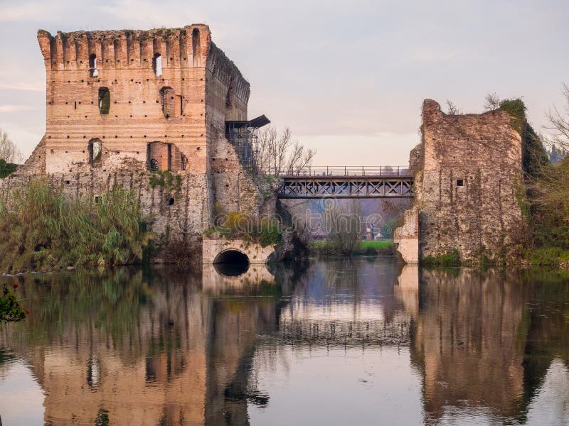 Bron fördärvar reflexioner på Borghetto Valeggio sul Mincio nära Mantova arkivbilder Bron fördärvar reflexioner på Borghetto Valeggio sul Mincio nära Mantova arkivbilder