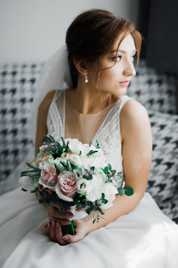Bron som håller en stor och vacker bröllopsbukett med blommor arkivbilder