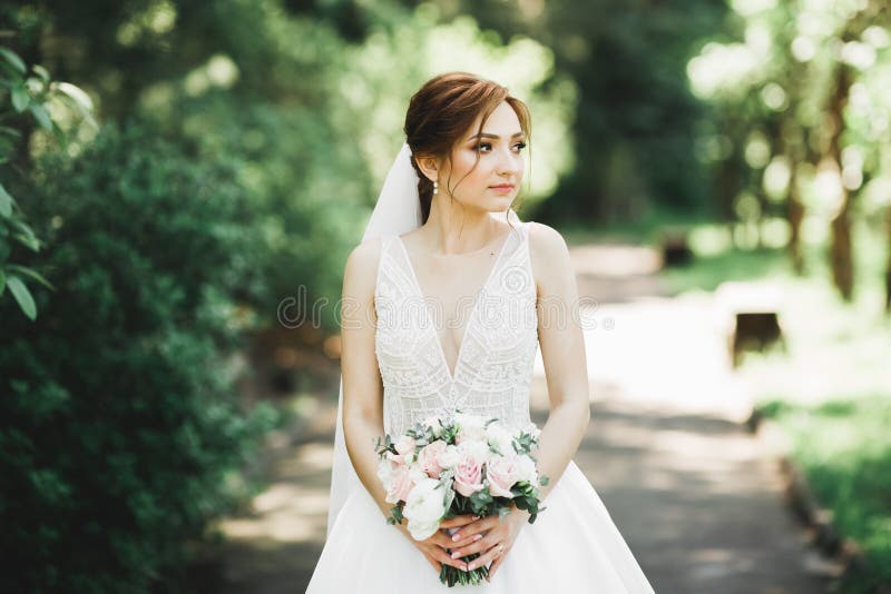 Bron som håller en stor och vacker bröllopsbukett med blommor arkivbilder