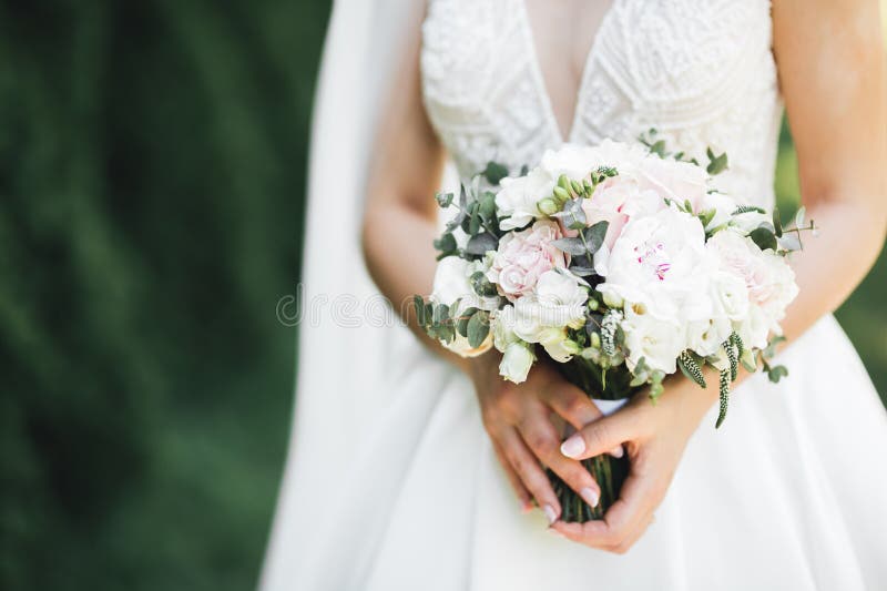 Bron som håller en stor och vacker bröllopsbukett med blommor royaltyfri foto