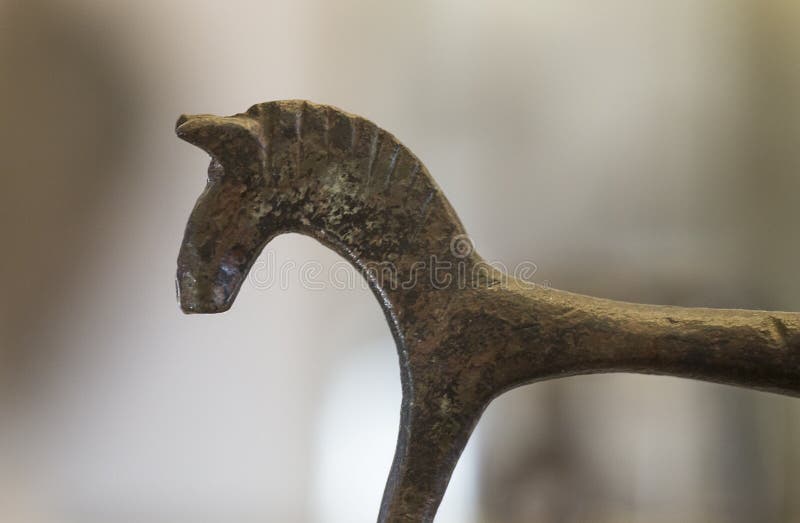 Bronce box cover horse- shaped belonging to Cancho Roano Shrine