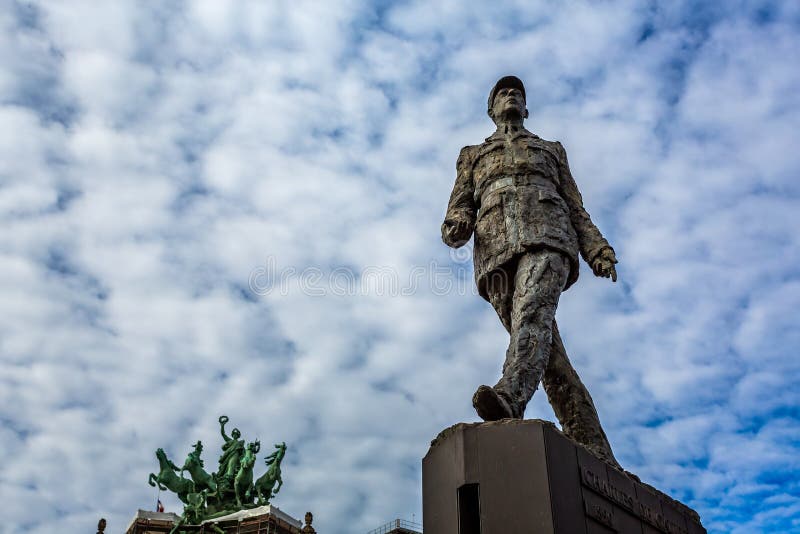Brons statyn av Charles de Gaulle mot en blå himmel royaltyfria foton Brons statyn av Charles de Gaulle mot en blå himmel royaltyfria foton