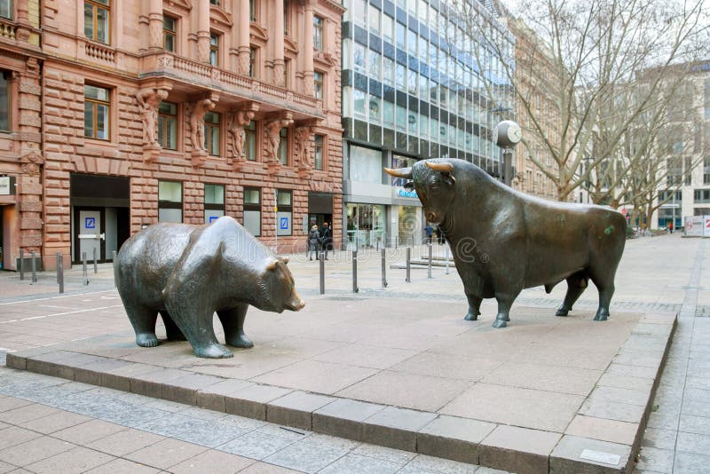 Bronsbjörn- och tjurstatyn i Frankfurt arkivfoton Bronsbjörn- och tjurstatyn i Frankfurt arkivfoton