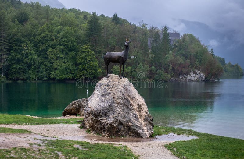 Bronsestandbeeld van legendarische herten Zlatorog (de Gouden Hoorn) onder regen Meer Bohinj sloveni? royalty-vrije stock fotografie Bronsestandbeeld van legendarische herten Zlatorog (de Gouden Hoorn) onder regen Meer Bohinj sloveni? royalty-vrije stock fotografie