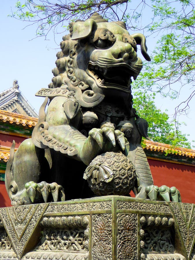 Bronslejon inom Lama Temple royaltyfria bilder Bronslejon inom Lama Temple royaltyfria bilder