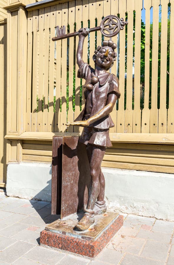 Bronsskulptur av Buratino Pinocchio, sagateckennolla arkivbilder Bronsskulptur av Buratino Pinocchio, sagateckennolla arkivbilder