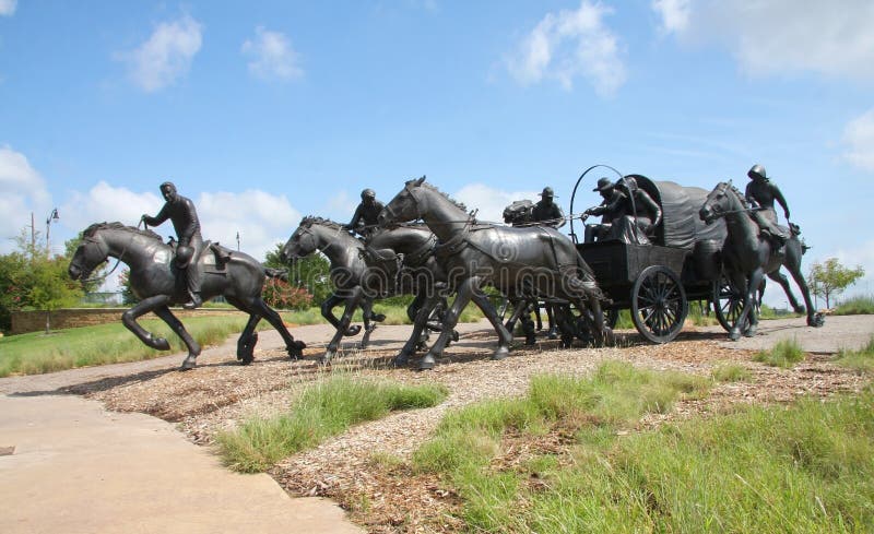 Scultura in bronzo centenario terra eseguire monumento, centro di Oklahoma city.