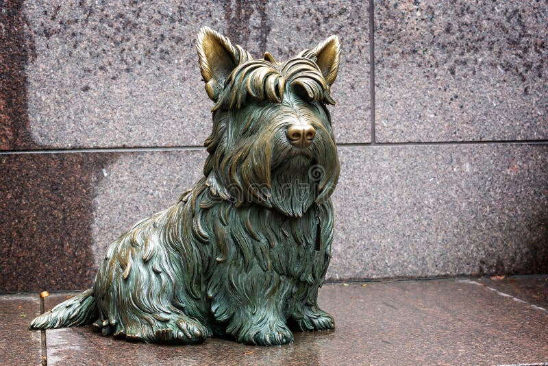 Bronze standbeeld van Franklin Delano Roosevelt's pet dog, Fala, in The Franklin Roosevelt Memorial in Washington DC, VS royalty-vrije stock foto's Bronze standbeeld van Franklin Delano Roosevelt's pet dog, Fala, in The Franklin Roosevelt Memorial in Washington DC, VS royalty-vrije stock foto's