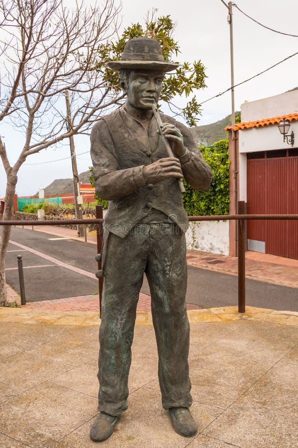 Bronze statue of a flute player in traditional Canarian clothes royalty free stock photography Bronze statue of a flute player in traditional Canarian clothes royalty free stock photography