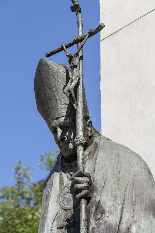 Bronzestatue von St. John Paul II auf Altar drei Jahrtausende, Krakau, Polen lizenzfreie stockbilder Bronzestatue von St. John Paul II auf Altar drei Jahrtausende, Krakau, Polen lizenzfreie stockbilder