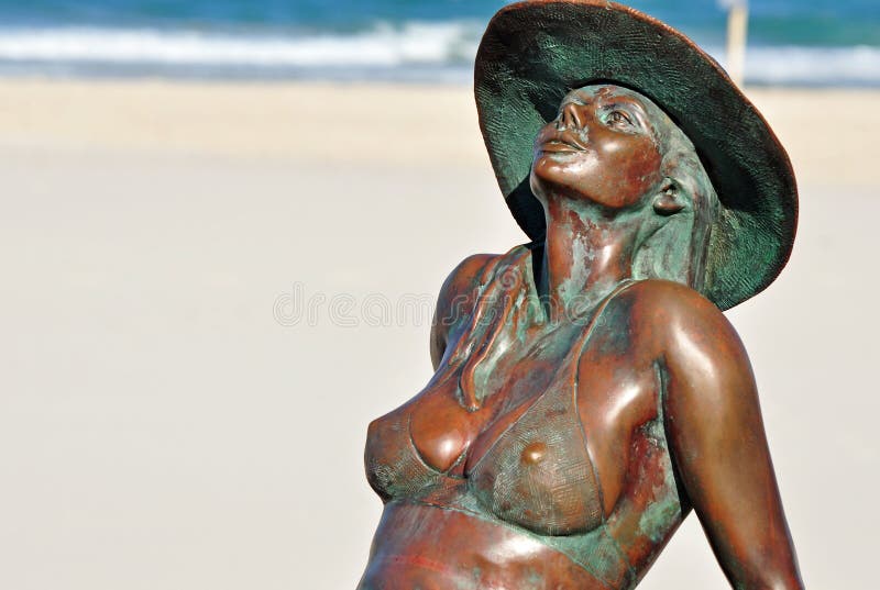 Bronzfärgad härlig bikiniflicka som solbadar på stranden Gold Coast royaltyfri fotografi Bronzfärgad härlig bikiniflicka som solbadar på stranden Gold Coast royaltyfri fotografi