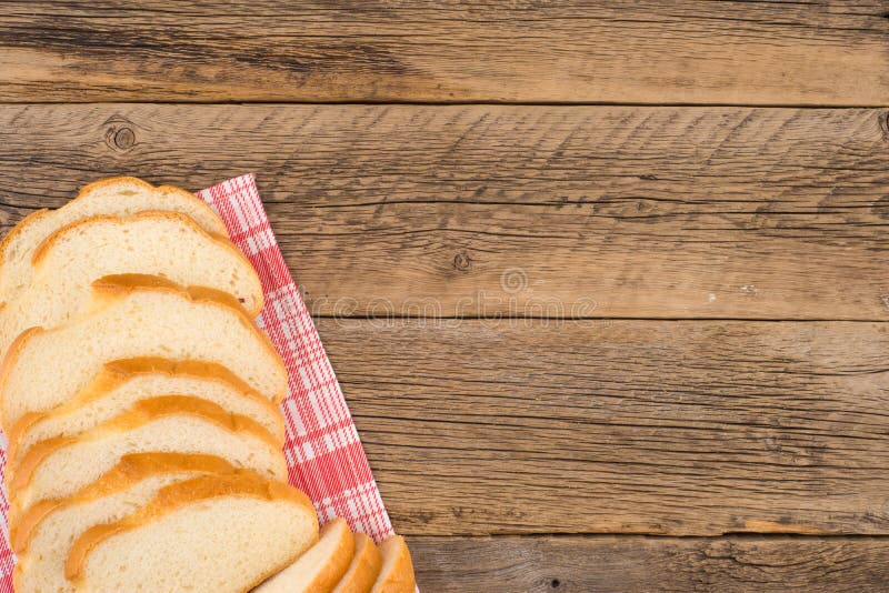 Brood van brood op een houten lijst stock afbeeldingen Brood van brood op een houten lijst stock afbeeldingen